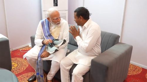 नरेन्द्र मोदीले जुत्ता लगाइदिएका व्यक्ति को हुन् ?