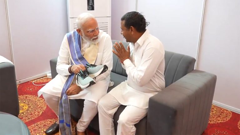 नरेन्द्र मोदीले जुत्ता लगाइदिएका व्यक्ति को हुन् ?