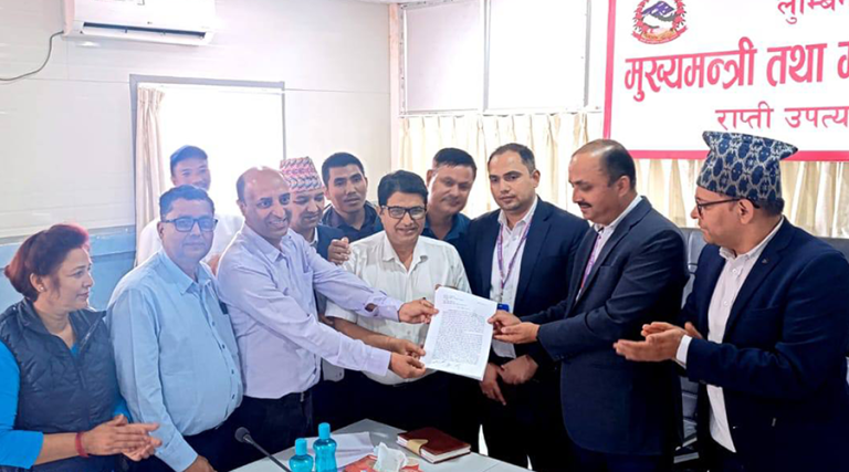 संघीय निजामती सेवा ऐन माग गर्दै प्रदेश सचिव मार्फत सभामुखलाई ज्ञापनपत्र