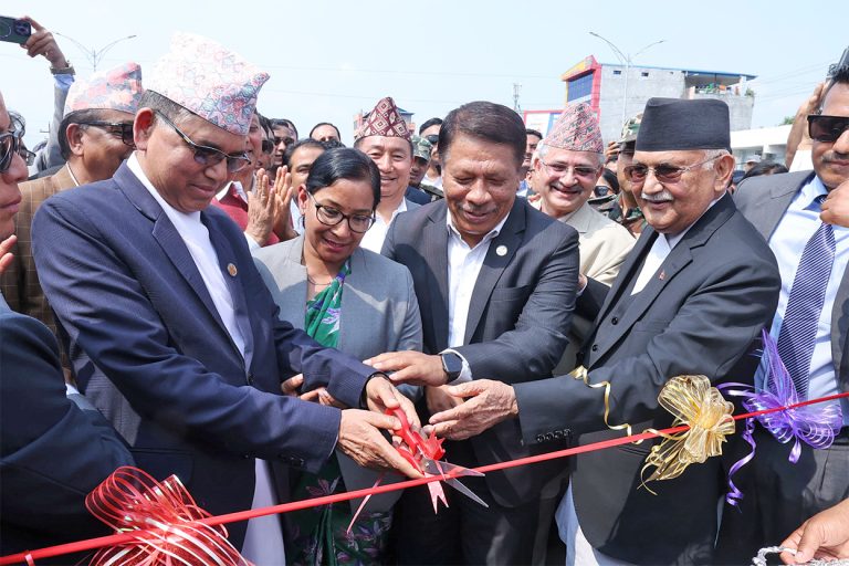 ६ किमी सडक बनाउन ५६ महिना, ६ भीआईपीको जस लिने होड