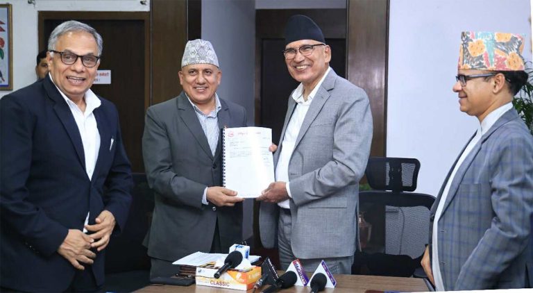 योजना आयोगको नीतिगत तथा कार्यक्रमगत प्रतिवेदन अर्थ मन्त्रालयमा पेस