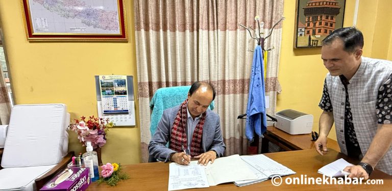 पदभारपछि निमित्त उपकुलपति केसीले भने :  संवादबाटै समाधान खोज्छु