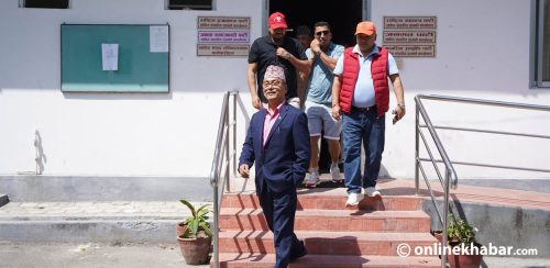 प्रहरीलाई चक्मा दिएर सिंहदरबारभित्रै राजसंस्थाको माग