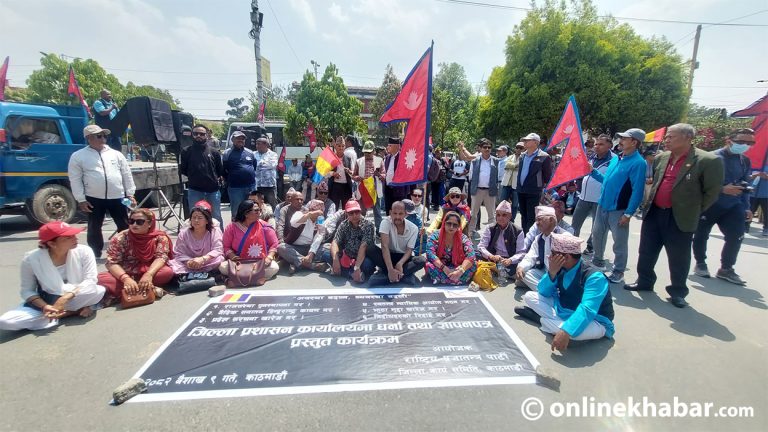 काठमाडौं प्रशासन अगाडि राप्रपाको धर्ना (तस्वीरहरू)