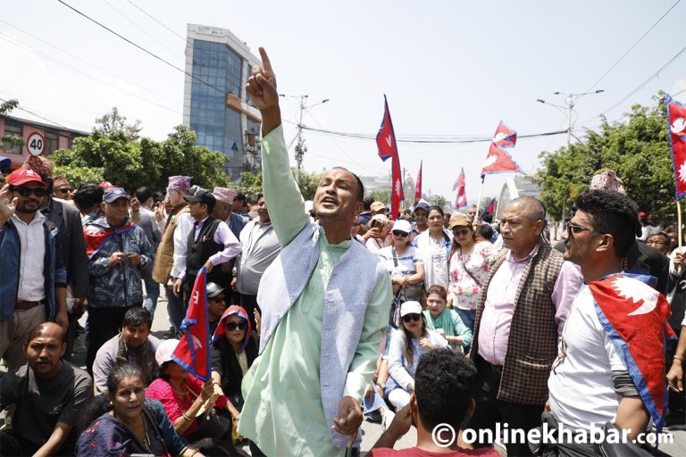 माइतीघर-नयाँ बानेश्वर सडकमा राप्रपाको प्रदर्शन (तस्वीरहरू)