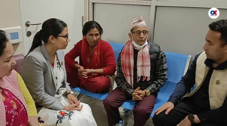 गोली लागेर घाइते रेविकालाई भेट्न अस्पतालमा रास्वपा सांसद