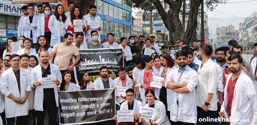 निजी मेडिकल कलेजविरूद्ध सडक आन्दोलनमा आवासीय चिकित्सक