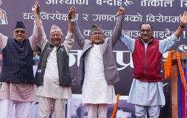 लिङ्देन र थापासँगै उभिँदा प्रफुल्ल राजावादी