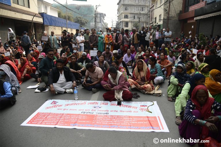 शान्तिबाटिकादेखि बालुवाटारसम्म सहकारी तथा लघुवित्त पीडितले निकाले र्‍याली (तस्वीरहरू)