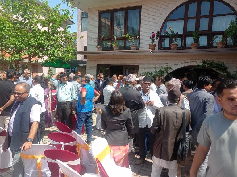 शशांक निवासमा चियापान, पूर्वपदाधिकारीको छुट्टै समूह बनाउने तयारी