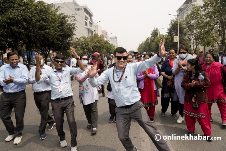 बाँसुरी बजाउँदै, नारा लगाउँदै आज पनि सडकमा उत्रिए शिक्षक (तस्वीरहरू)