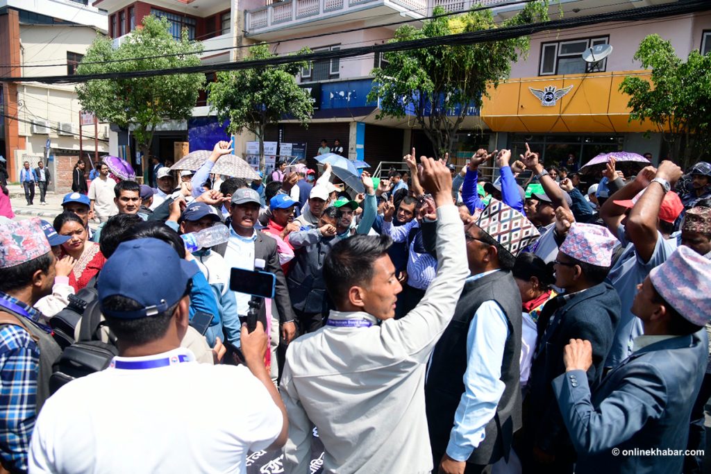 शिक्षक विनै १२ को परीक्षा लिन अघि बढ्यो सरकार, महासंघ भन्छ- ‘दम्भ देखियो’