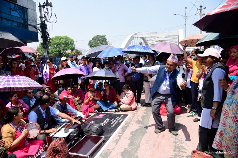 २१ दिनदेखि सडकमा नाचिरहेका छन् आन्दोलित शिक्षक (तस्वीरहरू)