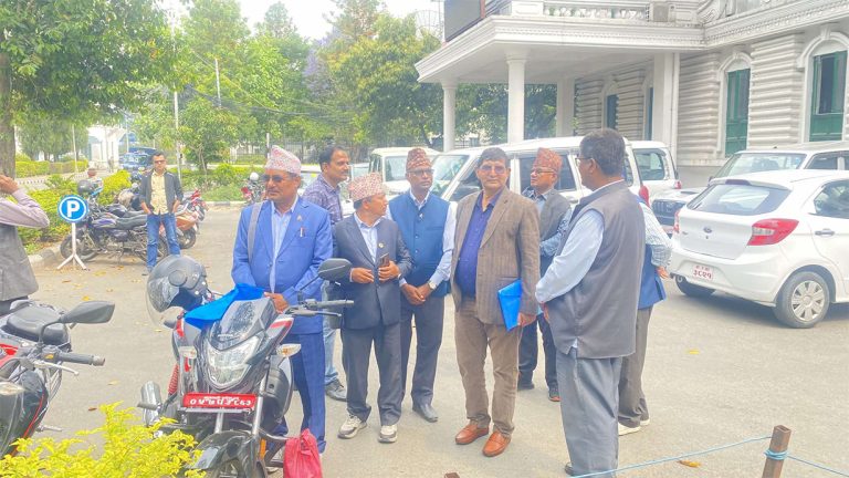 सरकारसँग वार्ता गर्न सिंहदरबार पुगे शिक्षक नेता