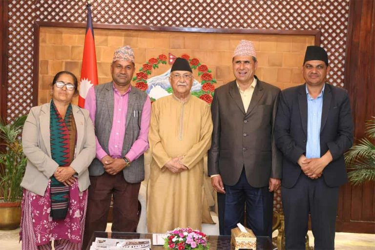 प्रधानमन्त्रीपछि सभामुखसँग मध्यरातसम्म शिक्षक नेताहरुको छलफल, रोकिएन आन्दोलन