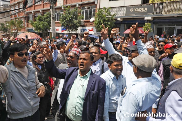 १७ दिनदेखि सडकमा शिक्षक, सर्वसाधारणलाई सास्ती (तस्वीरहरू)