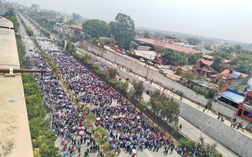 सडक ढाकेर शिक्षकहरुको प्रदर्शन, यातायात प्रभावित