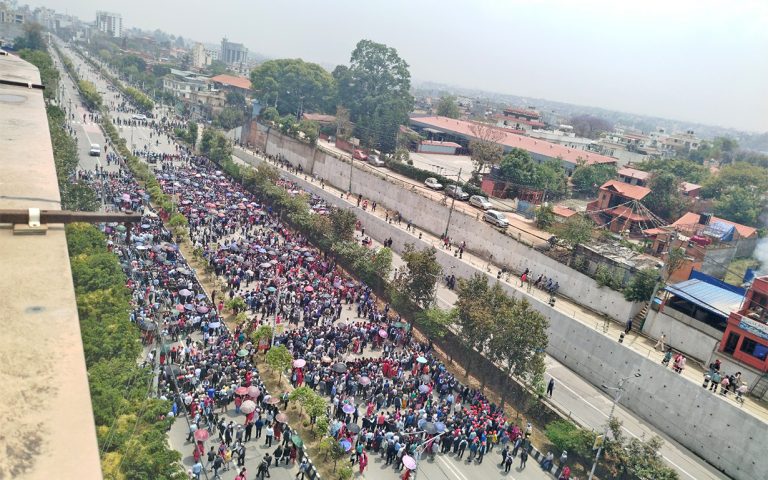सडक ढाकेर शिक्षकहरुको प्रदर्शन, यातायात प्रभावित