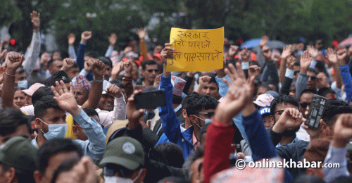 शिक्षकको नयाँ वर्ष सडकमै (तस्वीरहरू)