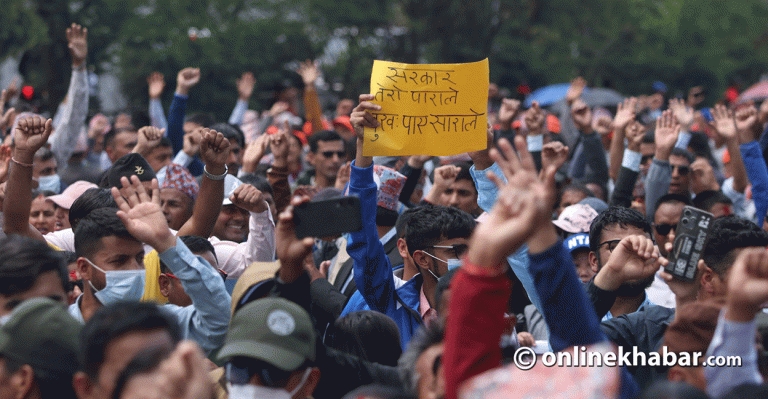 शिक्षकको नयाँ वर्ष सडकमै (तस्वीरहरू)