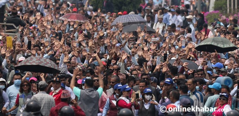 हात उठाएर शिक्षकले गरे प्रदर्शन (तस्वीरहरू)