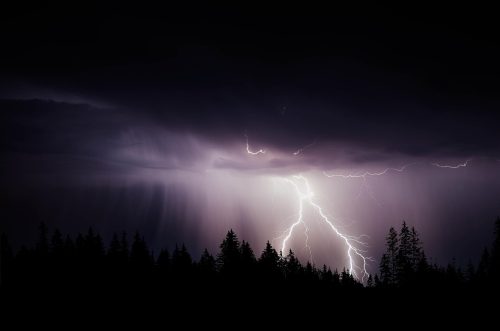 कञ्चनपुरमा चट्याङ लागेर श्रीमतीको मृत्यु, श्रीमान् घाइते