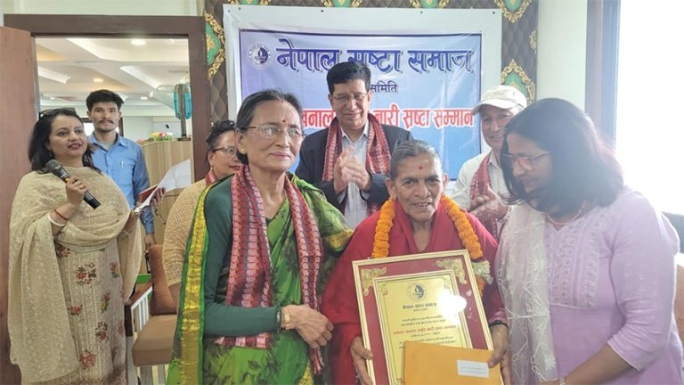 दमन्ता खनाल स्मृति स्रस्टा सम्मान तिवारी आमालाई