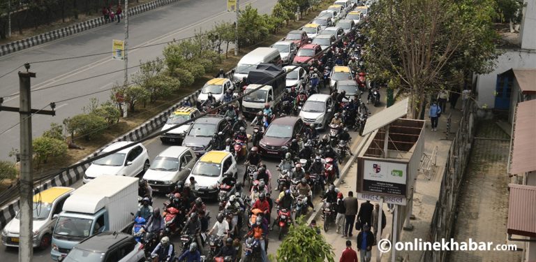 काठमाडौंका चार ठाउँमा प्रदर्शन, ट्राफिक अस्तव्यस्त (तस्वीरहरू)