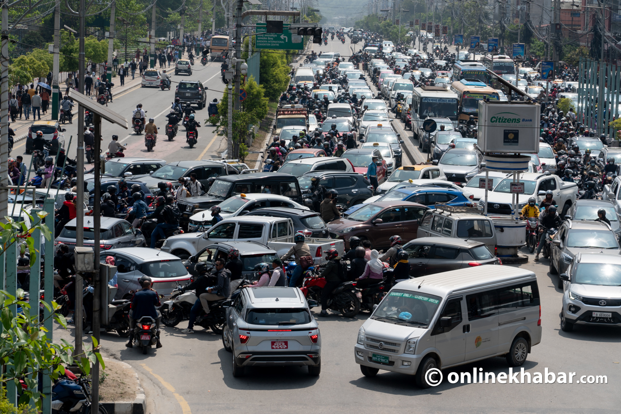 ट्राफिक व्यवस्थापन अस्तव्यस्त (तस्वीरहरु)