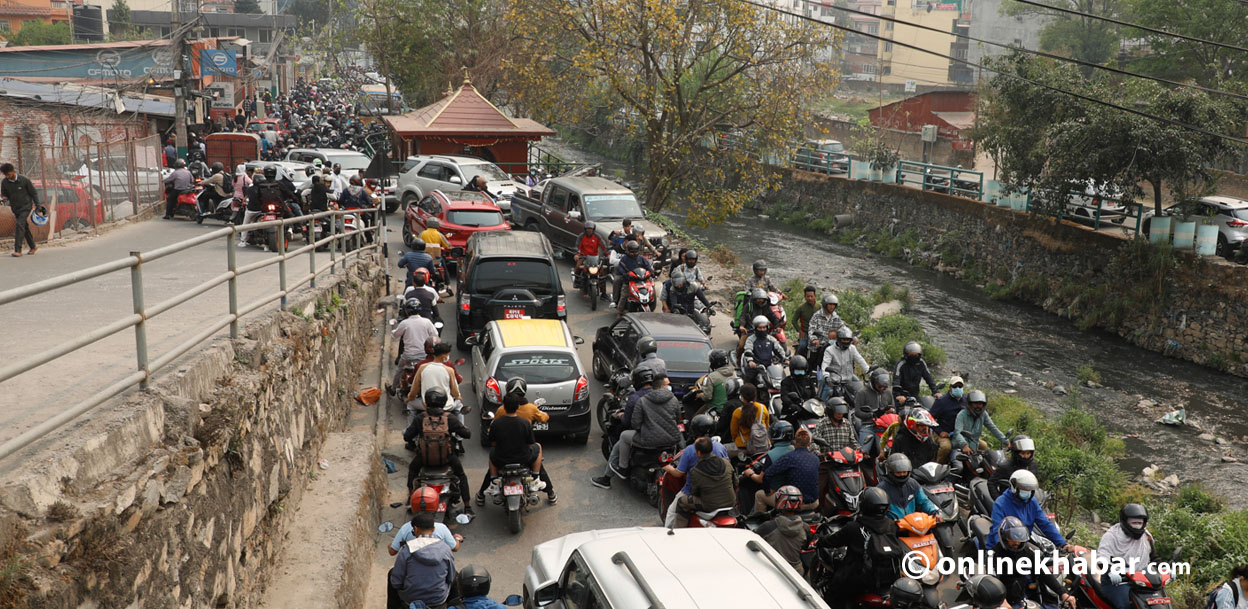 शिक्षकहरूको प्रदर्शनका कारण ट्राफिक अस्तव्यस्त