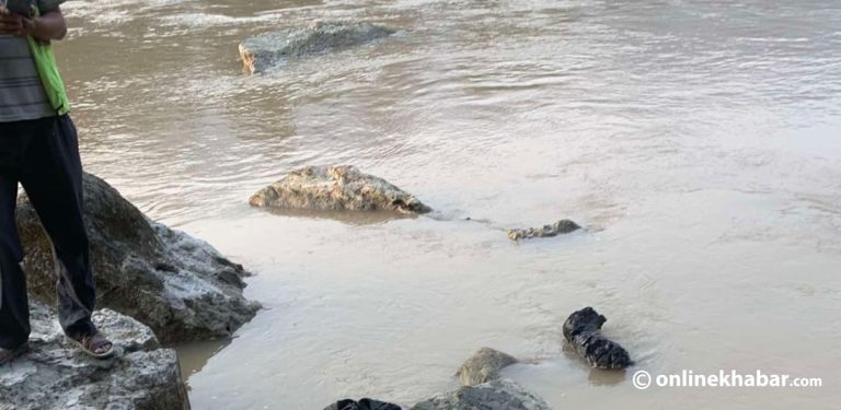 कृष्णभीरबाट त्रिशूलीमा खस्यो मोटरसाइकल, एक जनाको अचेत अवस्थामा उद्धार