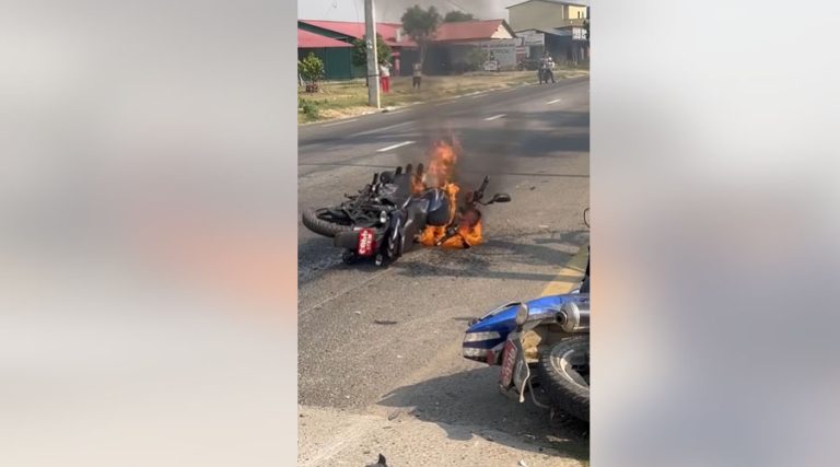 चितवनमा २ वटा मोटरसाइकल ठोक्किंदा आगो लाग्यो, एउटा जल्यो