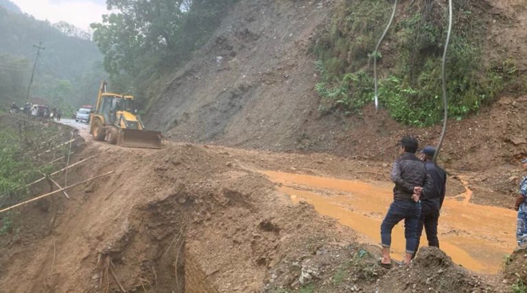 लेदोसहितको पहिरोले अवरुद्ध अरनिको राजमार्ग सुचारु