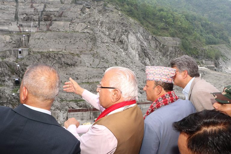 ऊर्जामन्त्री खड्का र भारतीय समकक्षी खट्टरद्वारा अरुण तेस्रो आयोजनाको अवलोकन