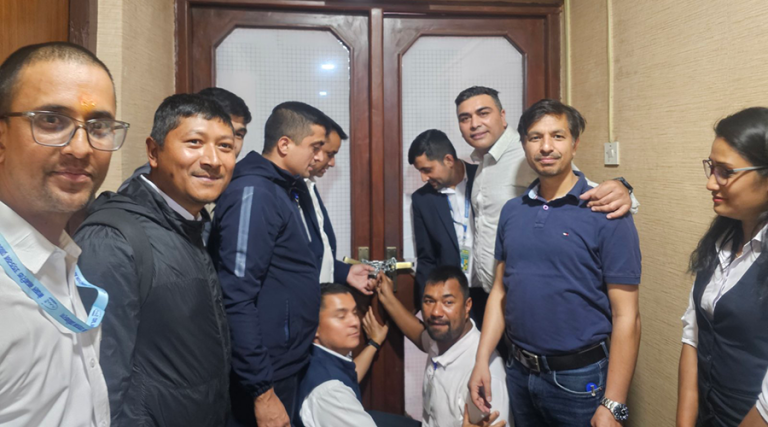 उड्डयन प्राधिकरण टुक्र्याउने विधेयक फिर्ता माग्दै कर्मचारीले गरे तालाबन्दी