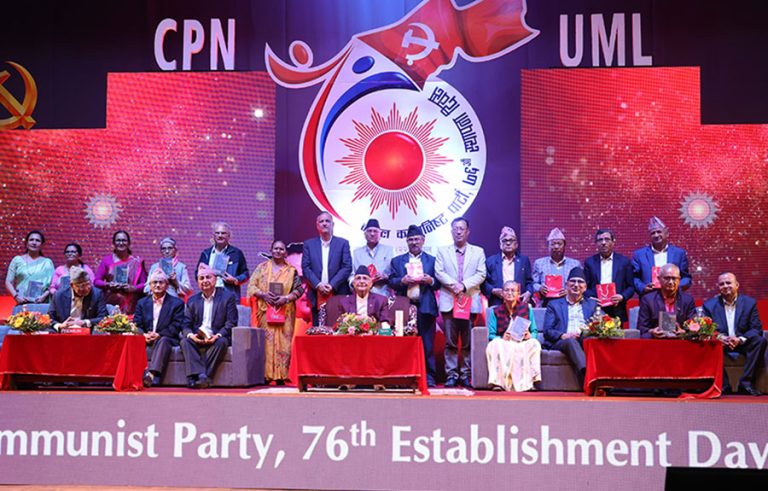 प्रधानमन्त्रीबाट कम्युनिष्ट योद्धा सम्मान प्रदान