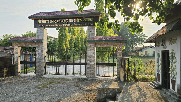 गुरुहरू काठमाडौंमा ‘जादु देखाउँदै’, विद्यालयमा कक्षा ८ को नतिजा निल !
