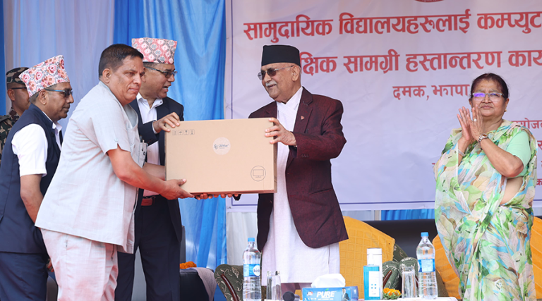 प्रधानमन्त्रीले बाँडे १५ सामुदायिक विद्यालयलाई कम्प्युटर