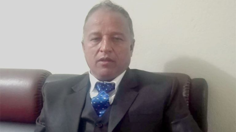 रेशमलाई थुन्न चाहन्थे, आफैं थुनिए