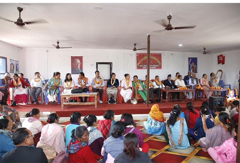 मञ्चमा मालासहित विजयी भावमा नेता, शहीद-बेपत्ता परिवार भुईंमा 