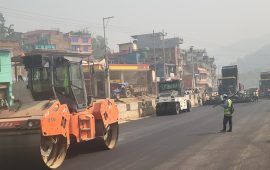 मुग्लिन पोखरा सडक : दमौली बजारस्थित बागबजार खण्डमा दोस्रो चरणको कालोपत्र सुरू