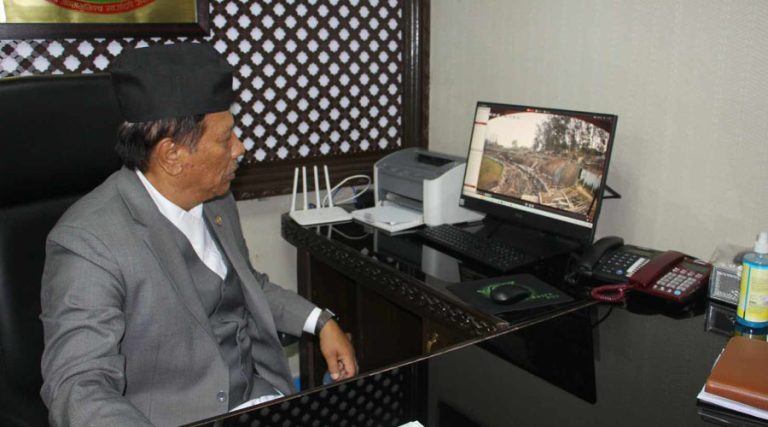 सिंहदरबारबाटै कीर्तिपुरस्थित क्रिकेट मैदान निर्माणको निरीक्षण