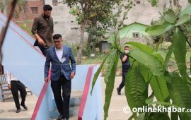 अरू कैदीसँगै खाना खान्छन्, पढेर समय बिताउँछन्