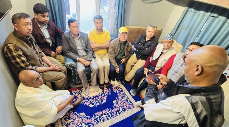 सुरेश रजकको परिवारसँग राप्रपा अध्यक्षसहितका नेताहरूको भेट