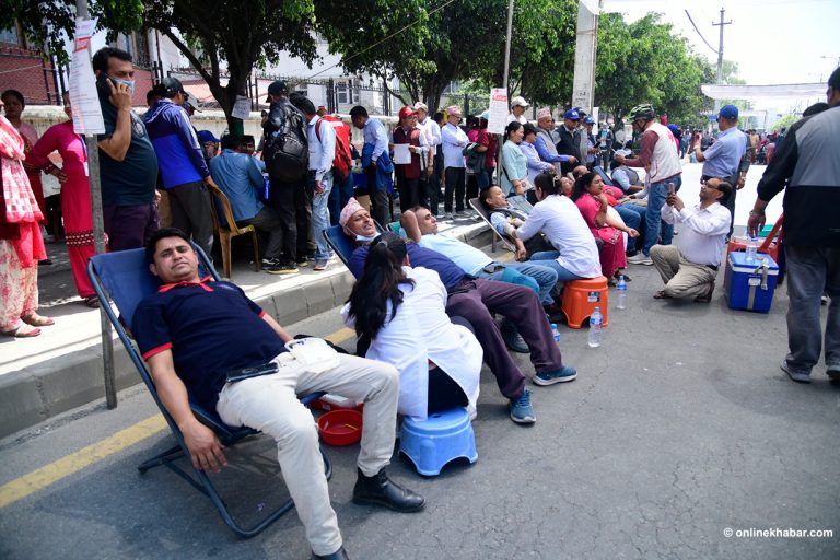 २३औं दिनमा शिक्षक आन्दोलन, नाराबाजी छाडेर रक्तदान (तस्वीरहरू)