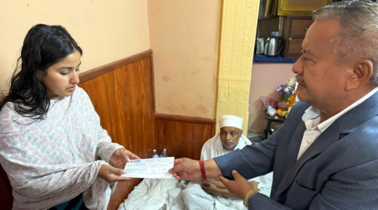 सविन र सुरेशको परिवारलाई भाटभटेनीले घरमै पुगेर दियो चेक, सविनकी श्रीमतीलाई रोजगारी