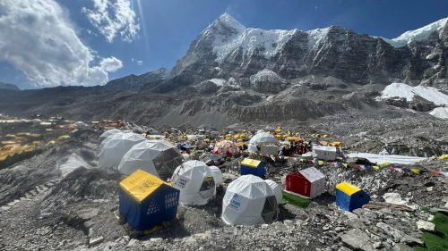 आरोहीको भीडले गुलजार छ सगरमाथा आधारशिविर