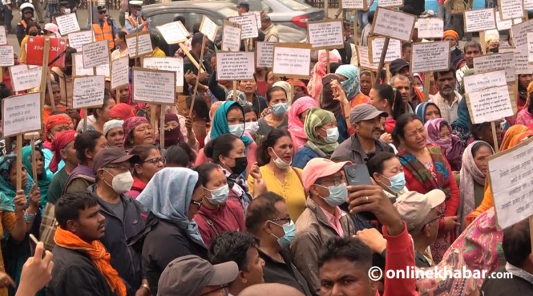 सहकारी, लघुवित्त, बैंक र मिटरब्याज पीडितहरूको आज पनि सडकमा विरोध
