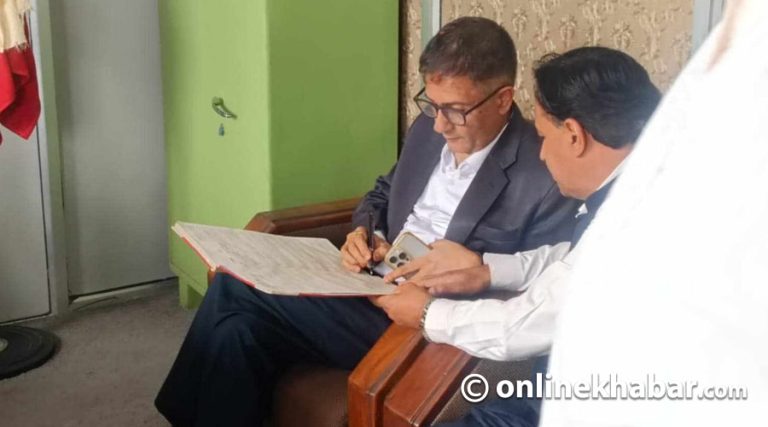 १०३ दिनपछि तनाव झेल्दै काठमाडौंका प्रमुख प्रशासकीय अधिकृतले गरे हाजिर
