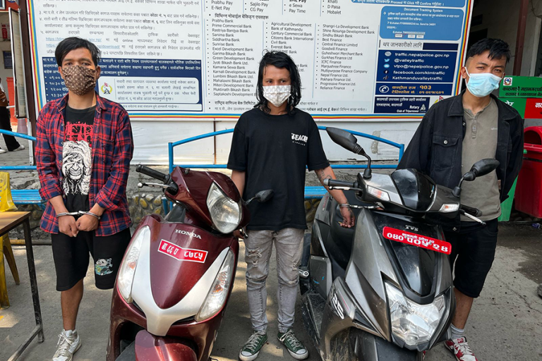 भक्तपुरबाट स्कुटर चोरी गरेको आरोपमा तीन जना पक्राउ
